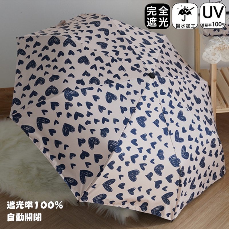 サイズ 開いた時 直径98cm 高さ56cm 折り畳んだ時 三段折 長さ28cm商品説明 完全遮光傘は夏の日差し対策に欠かせないアイテムですが、雨の日にも活躍します。 折りたたみ日傘フラットなデザインで、バッグに簡単に入れることができます。 自動開閉機能が備わり、片手でワンタッチ操作できる折りたたみ傘です。 携帯に便利!全天候対応でき、雨の日も雪の日も晴天も使えます。 生地は特殊な撥水加工をして、軽く振るだけで、水滴が簡単に振り落とせます。 UPF50+、UVカット率99％以上、100%完全遮光で熱線となる太陽光線がカットされ、紫外線をブロックして、お肌を守り、熱い日差しの中でも涼しく過ごせます。 通学、通勤、遠足、旅行、出張などの場合がご利用できます。特徴 ・遮光率100％ ・UVカット率99.9％以上 ・UPF50+ ・撥水加工・晴雨兼用・軽量設計素材 ポリエステル ステンレス鋼ご注意 ※PC環境・光の具合により、色や素材のイメージが写真と若干異なる場合がございます。 ※モデル・写真に使用されているアクセサリー・小物は別途記載が無い限り付属いたしません。 ※本製品を使用して発生しうる、事故、損害、損傷、破損等、さらに二次的事故損害についても 弊社では一切の責任を負いかねます。 ※新品ですが、輸入品のため稀に汚れや傷等がある場合がございますが、ご了承下さい。 ※外観及び仕様は予告なく変更になる場合もございます。 ※初期不良の場合、新品を交換することまたは返品が可能でございますので、お気軽にお問い合わせくださいませ。 ※モニターの違いにより、商品の実際の色が画像と異なる場合があります。 ※個人の測定方法が異なるため、物理的な誤差が1-3cmある場合があります。 ありがとうございました！ ※該当商品は他店と在庫共有です。タイミングにより、在庫ズレが生じる場合がございます。予めご了承ください。製造国 中国製（日本の企画により厳格に生産されています。）サイズ 開いた時 直径98cm 高さ56cm 折り畳んだ時 三段折 長さ28cm商品説明 完全遮光傘は夏の日差し対策に欠かせないアイテムですが、雨の日にも活躍します。 折りたたみ日傘フラットなデザインで、バッグに簡単に入れることができます。 自動開閉機能が備わり、片手でワンタッチ操作できる折りたたみ傘です。 携帯に便利!全天候対応でき、雨の日も雪の日も晴天も使えます。 生地は特殊な撥水加工をして、軽く振るだけで、水滴が簡単に振り落とせます。 UPF50+、UVカット率99％以上、100%完全遮光で熱線となる太陽光線がカットされ、紫外線をブロックして、お肌を守り、熱い日差しの中でも涼しく過ごせます。 通学、通勤、遠足、旅行、出張などの場合がご利用できます。特徴 ・遮光率100％ ・UVカット率99.9％以上 ・UPF50+ ・撥水加工・晴雨兼用・軽量設計素材 ポリエステル ステンレス鋼ご注意 ※PC環境・光の具合により、色や素材のイメージが写真と若干異なる場合がございます。 ※モデル・写真に使用されているアクセサリー・小物は別途記載が無い限り付属いたしません。 ※本製品を使用して発生しうる、事故、損害、損傷、破損等、さらに二次的事故損害についても 弊社では一切の責任を負いかねます。 ※新品ですが、輸入品のため稀に汚れや傷等がある場合がございますが、ご了承下さい。 ※外観及び仕様は予告なく変更になる場合もございます。 ※初期不良の場合、新品を交換することまたは返品が可能でございますので、お気軽にお問い合わせくださいませ。 ※モニターの違いにより、商品の実際の色が画像と異なる場合があります。 ※個人の測定方法が異なるため、物理的な誤差が1-3cmある場合があります。 ありがとうございました！ ※該当商品は他店と在庫共有です。タイミングにより、在庫ズレが生じる場合がございます。予めご了承ください。製造国 中国製（日本の企画により厳格に生産されています。）