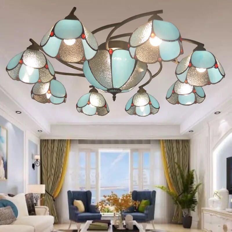 美しいガラスはどこから見ても華やかで美しい。繊細な造りの素敵なステンドランプ消灯時も素敵なインテリアになりますねサイズ：幅約100cmワット数 ：　電球40W×11個（E26）素材：ガラス、樹脂、合金、鉄★取付工事は電気工事士にご相談してください。★在庫は日々変動しておりますので万が一売り切れの場合は注文をキャンセルさせて頂く場合がございます。お早めにご注文お願い致します。★購入後のキャンセルは、ご遠慮ください。★検品のため開封してある場合があります。★在庫状況により、お届けまでお時間が掛かる場合がございます。また、生産中止等の理由でお届け出来ない場合がございます。★複数ご注文の場合やお急ぎの場合は必ず事前に納期のお質問をお願いいたします。注意事項1、ランプがつくかどうかの確認をしてから出荷しますので、多少緩衝材がいたんだりします。ご了承ください。プロの職人さんによる手造りランプのため、大きさや色合い、接合部分など機械的に作ったものとは違って、一つ一つ違います。アウトレット込みです。2、表記と多少の差異が生じることもござ います。予めご了承の上、お買い求めくださいませ3、ご利用のPC環境により、実際の商品と色が異なる場合がございます。予めご了承ください。4、新品未使用品ですが、外箱に初期からのスレ、剥げ歪みなどあります。5、海外品ですので、気にされる方はご遠慮下さい。6、この商品は、全て手作り手描きの製品のため、商品により重量・形状の歪み・個体差、釉薬の掠れ、 針穴のような凹み、滲み、色とび、黒点、多少の傷・欠け、突起、ざらつき、濃淡差、色ムラなどがある 場合がございますが不良商品ではございません。7、素材の色・風合いなど、ディスプレーにより、一部写真と実物が異なる場合がございますので、あらか じめご了承ください。8、この商品は、購入後発送まで8日程度を要しますので、ご理解の上ご購入頂きますようお願い致します，お急ぎの方はご注文をご遠慮ください上記理由の返品交換は承ることが出来ませんので予めご了承くださいませ。美しいガラスはどこから見ても華やかで美しい。繊細な造りの素敵なステンドランプ消灯時も素敵なインテリアになりますねサイズ：幅約100cmワット数 ：　電球40W×11個（E26）素材：ガラス、樹脂、合金、鉄★取付工事は電気工事士にご相談してください。★在庫は日々変動しておりますので万が一売り切れの場合は注文をキャンセルさせて頂く場合がございます。お早めにご注文お願い致します。★購入後のキャンセルは、ご遠慮ください。★検品のため開封してある場合があります。★在庫状況により、お届けまでお時間が掛かる場合がございます。また、生産中止等の理由でお届け出来ない場合がございます。★複数ご注文の場合やお急ぎの場合は必ず事前に納期のお質問をお願いいたします。注意事項1、ランプがつくかどうかの確認をしてから出荷しますので、多少緩衝材がいたんだりします。ご了承ください。プロの職人さんによる手造りランプのため、大きさや色合い、接合部分など機械的に作ったものとは違って、一つ一つ違います。アウトレット込みです。2、表記と多少の差異が生じることもござ います。予めご了承の上、お買い求めくださいませ3、ご利用のPC環境により、実際の商品と色が異なる場合がございます。予めご了承ください。4、新品未使用品ですが、外箱に初期からのスレ、剥げ歪みなどあります。5、海外品ですので、気にされる方はご遠慮下さい。6、この商品は、全て手作り手描きの製品のため、商品により重量・形状の歪み・個体差、釉薬の掠れ、 針穴のような凹み、滲み、色とび、黒点、多少の傷・欠け、突起、ざらつき、濃淡差、色ムラなどがある 場合がございますが不良商品ではございません。7、素材の色・風合いなど、ディスプレーにより、一部写真と実物が異なる場合がございますので、あらか じめご了承ください。8、この商品は、購入後発送まで8日程度を要しますので、ご理解の上ご購入頂きますようお願い致します，お急ぎの方はご注文をご遠慮ください上記理由の返品交換は承ることが出来ませんので予めご了承くださいませ。