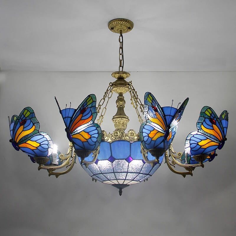 美しいガラスはどこから見ても華やかで美しい。繊細な造りの素敵なステンドランプ 消灯時も素敵なインテリアになりますね サイズ ：約 幅90 x 高さ60~85（cm） ワット数 ：電球60W× 9個（E26） 素材：ガラス、樹脂、合金、鉄 ★取付工事は電気工事士にご相談してください。 ★在庫は日々変動しておりますので万が一売り切れの場合は注文をキャンセルさせて頂く場合がございます。お早めにご注文お願い致します。 ★購入後のキャンセルは、ご遠慮ください。 ★検品のため開封してある場合があります。 ★在庫状況により、お届けまでお時間が掛かる場合がございます。また、生産中止等の理由でお届け出来ない場合がございます。 ★複数ご注文の場合やお急ぎの場合は必ず事前に納期のお質問をお願いいたします。 注意事項 1、ランプがつくかどうかの確認をしてから出荷しますので、多少緩衝材がいたんだりします。ご了承ください。 プロの職人さんによる手造りランプのため、大きさや色合い、接合部分など機械的に作ったものとは違って、一つ一つ違います。アウトレット込みです。 2、表記と多少の差異が生じることもござ います。予めご了承の上、お買い求めくださいませ 3、ご利用のPC環境により、実際の商品と色が異なる場合がございます。予めご了承ください。 4、新品未使用品ですが、外箱に初期からのスレ、剥げ歪みなどあります。 5、海外品ですので、気にされる方はご遠慮下さい。 6、この商品は、全て手作り手描きの製品のため、商品により重量・形状の歪み・個体差、釉薬の掠れ、 針穴のような凹み、滲み、色とび、黒点、多少の傷・欠け、突起、ざらつき、濃淡差、色ムラなどがある 場合がございますが不良商品ではございません。 7、素材の色・風合いなど、ディスプレーにより、一部写真と実物が異なる場合がございますので、あらか じめご了承ください。 8、この商品は、購入後発送まで7~10日程度を要しますので、ご理解の上ご購入頂きますようお願い致します，お急ぎの方はご注文をご遠慮ください 上記理由の返品交換は承ることが出来ませんので予めご了承くださいませ。美しいガラスはどこから見ても華やかで美しい。繊細な造りの素敵なステンドランプ 消灯時も素敵なインテリアになりますね サイズ ：約 幅90 x 高さ60~85（cm） ワット数 ：電球60W× 9個（E26） 素材：ガラス、樹脂、合金、鉄 ★取付工事は電気工事士にご相談してください。 ★在庫は日々変動しておりますので万が一売り切れの場合は注文をキャンセルさせて頂く場合がございます。お早めにご注文お願い致します。 ★購入後のキャンセルは、ご遠慮ください。 ★検品のため開封してある場合があります。 ★在庫状況により、お届けまでお時間が掛かる場合がございます。また、生産中止等の理由でお届け出来ない場合がございます。 ★複数ご注文の場合やお急ぎの場合は必ず事前に納期のお質問をお願いいたします。 注意事項 1、ランプがつくかどうかの確認をしてから出荷しますので、多少緩衝材がいたんだりします。ご了承ください。 プロの職人さんによる手造りランプのため、大きさや色合い、接合部分など機械的に作ったものとは違って、一つ一つ違います。アウトレット込みです。 2、表記と多少の差異が生じることもござ います。予めご了承の上、お買い求めくださいませ 3、ご利用のPC環境により、実際の商品と色が異なる場合がございます。予めご了承ください。 4、新品未使用品ですが、外箱に初期からのスレ、剥げ歪みなどあります。 5、海外品ですので、気にされる方はご遠慮下さい。 6、この商品は、全て手作り手描きの製品のため、商品により重量・形状の歪み・個体差、釉薬の掠れ、 針穴のような凹み、滲み、色とび、黒点、多少の傷・欠け、突起、ざらつき、濃淡差、色ムラなどがある 場合がございますが不良商品ではございません。 7、素材の色・風合いなど、ディスプレーにより、一部写真と実物が異なる場合がございますので、あらか じめご了承ください。 8、この商品は、購入後発送まで7~10日程度を要しますので、ご理解の上ご購入頂きますようお願い致します，お急ぎの方はご注文をご遠慮ください 上記理由の返品交換は承ることが出来ませんので予めご了承くださいませ。