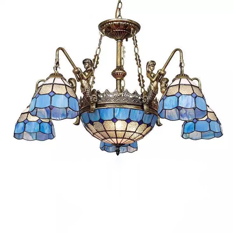 美しいガラスはどこから見ても華やかで美しい。繊細な造りの素敵なステンドランプ 消灯時も素敵なインテリアになりますね サイズ ：約 幅80 x 高さ60 (cm） ワット数 ：電球60W×8個（E26） 素材：ガラス、樹脂、合金、鉄 ★取付工...