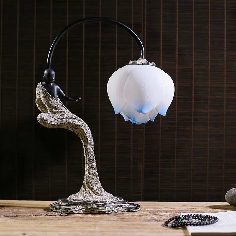 【商品仕様】■個口数：1 （〜40Wまで対応）■E26 ，LED電球使用■使用電球：1個（※電球は付属しておりません）■商品外寸：幅約38 ×高さ約55 (cm)※サイズの誤差は多少発生します。ご了承下さい。購入後のキャンセルは、ご遠慮ください。検品のため開封してある場合があります。複数ご注文の場合やお急ぎの場合は必ず事前に納期のお質問をお願いいたします。注意事項1、ランプがつくかどうかの確認をしてから出荷しますので、多少緩衝材がいたんだりします。ご了承ください。2、表記と多少の差異が生じることもござ います。予めご了承の上、お買い求めくださいませ3、ご利用のPC環境により、実際の商品と色が異なる場合がございます。予めご了承ください。4、新品未使用品ですが、外箱に初期からのスレ、剥げ歪みなどあります。5、海外品ですので、気にされる方はご遠慮下さい。6、この商品は、全て手作り手描きの製品のため、商品により重量?形状の歪み?個体差、釉薬の掠れ、 針穴のような凹み、滲み、色とび、黒点、多少の傷?欠け、突起、ざらつき、濃淡差、色ムラなどがある 場合がございますが不良商品ではございません。7、素材の色?風合いなど、ディスプレーにより、一部写真と実物が異なる場合がございますので、あらか じめご了承ください。8、この商品は、購入後発送まで7日程度を要しますので、ご理解の上ご購入頂きますようお願い致します，お急ぎの方はご注文をご遠慮ください上記理由の返品交換は承ることが出来ませんので予めご了承くださいませ。【商品仕様】■個口数：1 （〜40Wまで対応）■E26 ，LED電球使用■使用電球：1個（※電球は付属しておりません）■商品外寸：幅約38 ×高さ約55 (cm)※サイズの誤差は多少発生します。ご了承下さい。購入後のキャンセルは、ご遠慮ください。検品のため開封してある場合があります。複数ご注文の場合やお急ぎの場合は必ず事前に納期のお質問をお願いいたします。注意事項1、ランプがつくかどうかの確認をしてから出荷しますので、多少緩衝材がいたんだりします。ご了承ください。2、表記と多少の差異が生じることもござ います。予めご了承の上、お買い求めくださいませ3、ご利用のPC環境により、実際の商品と色が異なる場合がございます。予めご了承ください。4、新品未使用品ですが、外箱に初期からのスレ、剥げ歪みなどあります。5、海外品ですので、気にされる方はご遠慮下さい。6、この商品は、全て手作り手描きの製品のため、商品により重量?形状の歪み?個体差、釉薬の掠れ、 針穴のような凹み、滲み、色とび、黒点、多少の傷?欠け、突起、ざらつき、濃淡差、色ムラなどがある 場合がございますが不良商品ではございません。7、素材の色?風合いなど、ディスプレーにより、一部写真と実物が異なる場合がございますので、あらか じめご了承ください。8、この商品は、購入後発送まで7日程度を要しますので、ご理解の上ご購入頂きますようお願い致します，お急ぎの方はご注文をご遠慮ください上記理由の返品交換は承ることが出来ませんので予めご了承くださいませ。