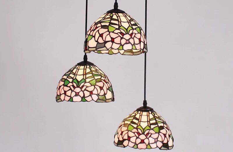 美しいガラスはどこから見ても華やかで美しい。繊細な造りの素敵なステンドランプ消灯時も素敵なインテリアになりますねサイズ：幅約30cmx高さ約116cmワット数 ：　電球40W×3個（E26）素材：ガラス、樹脂、合金、鉄★取付工事は電気工事士...