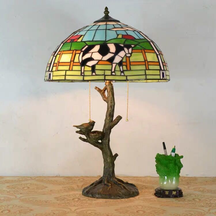 美しいガラスはどこから見ても華やかで美しい。繊細な造りの素敵なステンドランプ消灯時も素敵なインテリアになりますねサイズ ：幅41 x 高さ60ワット数 ：40w～60w x 2（口金 E26）コードの長さ: 150cm素材：ガラス、樹脂、合...