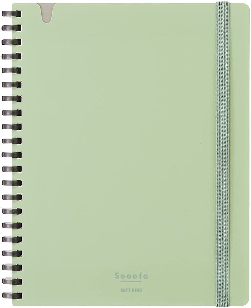 • [ソフトリング] 書いている時にリングに手が当たっても気にならず、ページの端にも書きやすくなっています。 • [D型リング] ページを裏返してノートの端に合わせることができます。 平らに開くので書きやすく、平らに折りたたんで狭いスペースでも便利に使えます。 • [ミシン目入り] 必要なページだけを切り離すことができます。 ちょっとしたメモに使ったり、不要なページを切り捨てたりすることができます。 • [内容] ソフトなバンド留め。表紙にペンを引っかけられる切り欠け付き。ソフトな色合いのプラスチックカバーは汚れても簡単にきれいにすることができます。 7.2×5.5インチ (182×140mm)のB6変形紙サイズ。書き込めるスペースが広く、裏表紙の内側にはカードやメモなどを収納できるクリアポケットが付いています。 • [グラフスタイル＆コクヨオリジナルペーパー] 線、グラフ、図表、絵を簡単に描くことができる0.2インチ(4mm)の方眼罫を採用。 中性でにじみにくく、長期の保存に適しています。