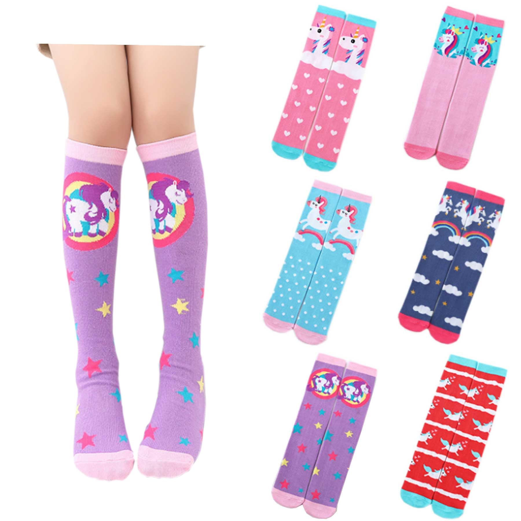 • 女の子用のハイソックス6足セットです。ユニコーン模様のゆめかわいいデザインです。 • ユニコーンにピンク・水色・パープルを中心に配色されたメルヘンチックなデザインです。ショートパンツや短めのスカートと相性バッチリで女の子らしくインパクトのある靴下です。 • 伸縮性があるので、足幅が広めのお子様でも締め付けすぎず快適な履き心地です。生地は程よい厚みで年中着用出来ます。 • 【素材】コットン85％・スパンデックス15％　【セット内容】6足セット • 【サイズ】・フリーサイズ（かかとがないデザインですので幅広くご利用いただけます。目安5歳くらい～）　・長さ約42cm　幅約8.5cm　履き口約7cm