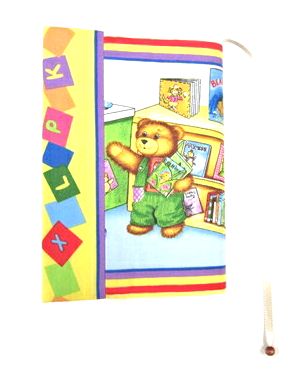 USAコットンで作ったお洒落なブックカバーです。2枚合わせで芯地も入っているのでしっかりとした作りです。USAコットンのブックカバーはセンスの良さをアピールできます。すべて1点物です。オリジナルオンリーワンの限定商品です。ご注文はお早めに。※独特な色合いのUSAコットンプリントでお洒落なブックカバーを作りました。表布・裏布2枚合わせの両面には芯地を貼ってありしっかりとした仕上がりになっています。文庫本サイズのカバーは、本の厚さ調節が出来るようになっています。電車の中でちょっと読書・・・とってもお洒落なアイテムです。 ■製造国：日本 ■重さ:35g ■内寸法:16.5cm×24.5cm(文庫本サイズ) ■メール便対応(複数のご注文、他の商品と一緒にご注文の際はメール便不可となります。宅配便をご選択下さい。) ■ハンドメイドの為、多少の誤差がある場合が御座います。ご了承下さい。