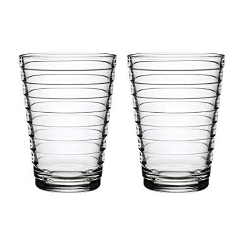 【iittala　イッタラ】 イッタラはフィンランドの小さなガラス工場で生まれました。 形状は端正でシンプルですが製造は簡単なものではありません。 理想的な品質の製品を製造するのにたくさんの人の手や材料や色や製造方法に関する知識が不可欠です。 経験を積んだ技術を有する職人やデザイナー、専門家がこれらの製品を生み出しています。 北欧らしい落ち着きと上質さを備えたイッタラの食器は、アラビアと並んで人気を集めております。 シンプルで温かみのある北欧スタイルを手軽に楽しむことが出来ます。 【aino aalto　アイノアアルト】 1932年に誕生したアイノ・アアルトシリーズ。 ミラノ・トリエンナーレ展で金賞を受賞し一躍有名になりました。 現在発売されているイッタラの中で最も長い歴史を誇っています。 濡れたグラスを持って手を滑らせることが無いようにと、表面の凹凸はデザインさせています。 ※ご注意 メーカーの品質基準をクリアし、 当ショップにて再度検品を行い、お客様にお届けいたします。