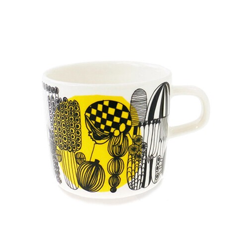 【marimekko　マリメッコ】 フィンランド生まれのライフスタイルブランド、Marimekko（マリメッコ）。 大胆で鮮やかな色彩と、個性あふれるプリントデザインが魅力です。 代表的な「Unikko（ウニッコ）」をはじめ、花や自然をモチーフにした印象的なデザインは、 食器やテーブルウェア、インテリア雑貨など幅広いアイテムに展開されています。 日々の暮らしに彩りと遊び心を添えてくれるマリメッコ。 北欧らしい洗練されたデザインと、自由でポジティブな世界観を楽しめるブランドです。 ※ご注意 メーカーの品質基準をクリアし、 当ショップにて再度検品を行い、お客様にお届けいたします。