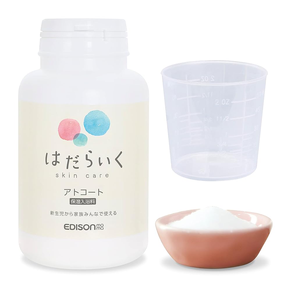 商品情報 商品の説明 EDISONmama「アトコート」はだらいく●なんでも口にしちゃうベビーのために、てんさい糖の沐浴料を●100%無添加、100%食品原料由来成分。アトコートには、安心して使える理由がたくさんあります。●赤ちゃんのデリケートな肌を「てんさい糖」のチカラでしっかり保湿。●乾燥しがちなプール遊びでも使用できる優れもの。追い炊きもOKなので家族みんなで使えます。●直接肌に触れるものは安心できるものを使いたい。とくに赤ちゃんのお肌はとってもデリケートです。「てんさい糖」を原料にした「アトコート」なら、敏感肌の方や、肌荒れやおむつかぶれの時にも安心してお使いいただけます。●海水によって受けたダメージヘアにも。アトコートで髪を流すと指通りなめらかに。●高齢者の入浴にもピリピリしないお湯でお肌しっとり。浴槽がぬるぬるしないので安心です。 主な仕様 なんでも口にしちゃうベビーのために、てんさい糖のチカラでしっかり保湿する入浴料。 アトコートは100％無添加、100％食品原料由来なので安心してお使いいただけます。敏感肌の方や、肌荒れやおむつかぶれの時にも安心してお使いいただけます。 追い焚きOKなので、沐浴期間が終わっても家族のお風呂で使えます。また、乾燥してしまう夏のプール遊びにも、お水の中に入れる事で乾燥を防ぎます。自然由来の優しいシトラスの香りで、ママパパベビーもリラックス。 全成分：てんさい糖、クエン酸、重曹、グレープフルーツ果皮油、オレンジ果皮油、レモン果皮油、ジャスミン油 【対象月年齢】0ヶ月ごろ〜【サイズ/重量】200g(ベビーバスで約20回分)【生産国】日本