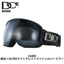 BANK CAMO LENS: Photochromic / Ultra Light Gray / Light Silver Mirror PRICE: ￥33,000(税込) フォトクロミック・テクノロジー（調光）を搭載したレンズ。ウルトラレンズの特徴である「凹凸が見やすい」機能はその ままに、降雪時や曇天時〜晴天時までのあらゆる環境でレンズの明るさを自動的に調整する全天候レンズ。 【LENS CHART】 薄曇〜降雪 可視光線透過率：15〜55％ 【LENS TECHNOLOGIES】 PHOTOCHROMIC 環境に合わせて明るさが変化する。だから見える 紫外線量に反応してレンズの明るさが変化する技術で、降雪・降雨・曇天から晴天までのあらゆる天候でレンズの明るさを自動的に調整します。 紫外線量が多いほどレンズカラーが濃くなり、紫外線量が少なくなるにつれてレンズカラーも薄くなります。 DICEのフォトクロミック・テクノロジーは「色変化が速い」「少量の紫外線に反応」という、一般のフォトクロミックにはない画期的な技術です。 ULTRA LENS 悪天候で差が出る高視認性レンズ 日本の山の天候は変わりやすく、雪や雨などのシーンでは視界不良に陥りやすいのが特徴です。 ULTRA レンズは近畿大学との共同研究により、低光量のシーンにおいても凹凸をくっきりと見せることに成功した高視認性レンズです。 さらに林間コースなどの明暗が高速で切り替わるようなシーンにおいても、眼が順応しやすいのも大きな特徴の一つです。 MIT lens Mirror Insert Tech. 世界初の特許技術で、ミラーのキズと “ サヨナラ” しよう 独自の特許技術である Film Insert Technology（FIT）を応用し、スノーゴーグルとして世界で初めてとなる、「ミラーコートシート」を一体成型することに成功しました。 このテクノロジー（ミラーインサート）により、レンズの内側にミラー層を配置できるため、表面のキズ防止コーティングを活かしながらミラー層には一切キズをつけることがない画期的なレンズが誕生しました。 PREMIUM ANTI-FOG 従来レンズの2倍の水分吸収力 DICE の高性能くもり止めレンズは、ゴーグル内部にたまる飽和水蒸気をスポンジのようにレンズ表面が吸収することで、くもりを制御しています。 レンズは乾くと吸収力が再生するため、高いくもり止め効果を維持します。「プレミアムアンチフォ グ」は、その吸水力を2倍に高めた高機能のくもり止めです。 ＊当社従来品との比較 ※ご注意※ ・製造過程で細かいキズがつくことがあります。ご了承ください。 ・実店舗と在庫を共有しているため、タイミングによって完売となる場合がございます。 ・モニターの発色によって色が異なって見える場合がございます。 【返品交換不可商品】