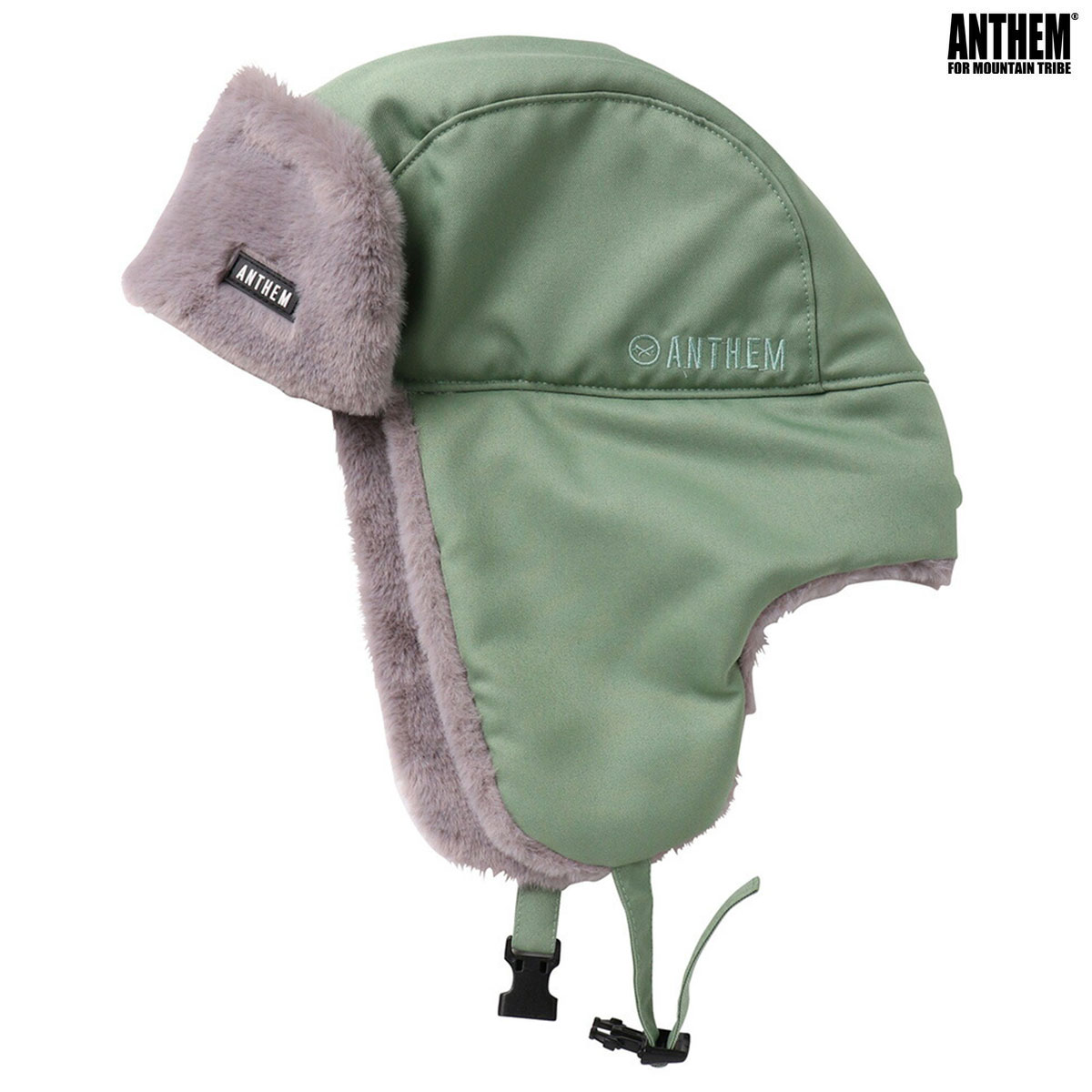 当店で取り扱っている商品は全て安心の日本正規取扱品です。 「並行輸入品」等ではありませんのでご安心ください。 ANTHEM　アンセム 【PILOT CAP】 パイロットキャップ 防寒用のパイロットキャップです。額と耳あての内側にフェイクラビットファーを採用した肌触りよく使用できるキャップです。 フィット感を得られるように頭回りにエラスティックコードを装備しました!! 【スタッフコメント】NEWERA、ノースフェイス、エビス等でも取り扱っているパイロットキャップがアンセムからもリリース。 価格は抑えめで財布に優しく、何と言っても他にないカラーリングが目を引きます。 どうしてもアースカラーに寄りがちなパイロットキャップをポップなカラー配色で。サイズ感はドローコード無しで「メンズフリーサイズ」と言う感じです。 ※ご注意※ ・実店舗と在庫を共有しているため、タイミングによって完売となる場合がございます。 ・モニターの発色によって色が異なって見える場合がございます。 ・プリント転写、柄の生地等にてカラーリングを行っているアイテムに関してはその工程上、掲載写真と100%同じ物は制作できません。一期一会とご理解頂き、掲載写真はカラーリングの一例とお考え下さい。 ・生産の過程上、縫製作業の糸の継ぎ目、擦過による小さな汚れ、プリント等のムラ、色移り、サイズの数センチのバラつき等が生じる場合がございます。予めご理解頂けます様、よろしくお願い致します。