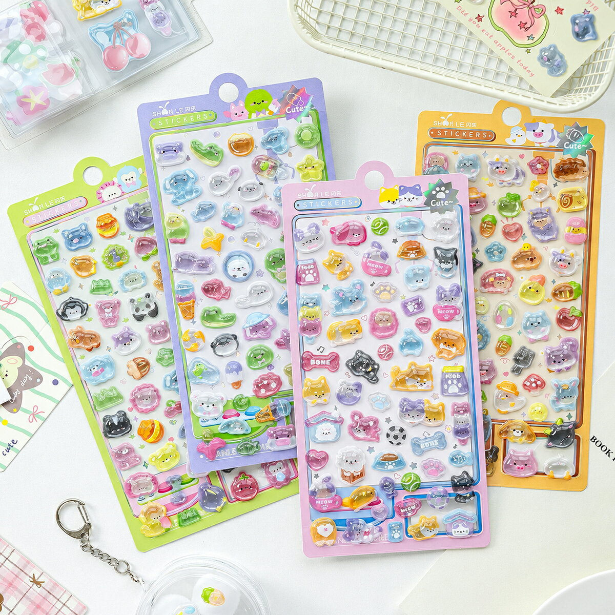 ■ 商品紹介 かわいい動物モチーフを集めた3D立体アニマルシール4枚セットです。 ぷっくりとした立体感とキラキラした水晶のような輝きが魅力で、平面シールとは違った存在感を楽しめます。 猫や犬、うさぎ、くまなどのキュートな動物デザインを中心に、カラフルで楽しいモチーフを揃えています。 手帳やノートのデコレーションはもちろん、スマホケースや文房具などのアレンジにもおすすめです。 4枚セットでたっぷり楽しめるため、子供のごほうびシールやシール遊び、DIYやハンドメイドのデコレーション素材としても幅広く活用できます。 ■ 商品特徴 ●ぷっくり立体感のある3Dデザイン 厚みのある立体的なデザインで、平面シールにはない存在感とかわいらしさを楽しめます。 ●キラキラ水晶のような輝き 光を受けるときらきらと輝くクリア感のあるデザインで、手帳や小物を華やかに彩ります。 ●かわいいアニマルモチーフ 猫や犬、うさぎ、くまなど、子供から大人まで楽しめるキュートな動物デザインを集めています。 ●4枚セットでたっぷり楽しめる さまざまなデザインをまとめて楽しめる4枚セット。用途や気分に合わせて自由に使い分けできます。 ●幅広いデコレーションに活躍 手帳デコ、ノート、スマホケース、文房具など、身近なアイテムのデコレーションにおすすめです。 ●子供のごほうびシールにもおすすめ かわいい動物デザインで、毎日のシール遊びや子供へのごほうびとしても楽しめます。 ●DIYやハンドメイド素材としても便利 アルバムやカード、ラッピングなどのデコレーション素材としてもお使いいただけます。 ■ 商品仕様 ☆商品名：3D立体アニマルシール ☆タイプ：3D立体シール ☆デザイン：動物、アニマル、カラフル、キラキラ ☆特徴：ぷっくり立体、水晶感、キラキラデザイン ☆用途：手帳デコ、ノート、スマホケース、文房具、アルバム、DIY、ラッピングなど ☆対象：子供、大人 ☆セット内容：3D立体シール×4枚 ■ おすすめ対象 ☆手帳やノートをかわいくデコレーションしたい方 ☆猫や犬などのかわいい動物モチーフが好きな方 ☆スマホケースや文房具を自分好みにアレンジしたい方 ☆キラキラした立体シールやかわいい文房具が好きな方 ☆子供のシール遊びやごほうびシールをお探しの方 ☆DIYやハンドメイドのデコレーション素材をお探しの方 ☆誕生日やイベントのちょっとしたプレゼントをお探しの方 ■ ご注意 ※商品画像は撮影環境やモニター設定により、実際の商品と色味が異なって見える場合がございます。 ※製造工程上、シールのサイズ、厚み、色合いなどに多少の個体差が生じる場合がございます。 ※貼り付ける面の素材や状態によっては、剥がれやすくなる場合がございます。 ※汚れやほこり、水分、油分などを取り除いてから貼り付けてください。 ※小さなお子様が使用する場合は、誤飲や貼り付け場所に十分ご注意ください。 ※本来の用途以外でのご使用はお控えください。 ■ ご関連キーワード 3Dシール 立体シール 動物シール アニマルシール 水晶シール ぷっくりシール キラキラシール ステッカー 動物ステッカー 猫シール 犬シール うさぎシール くまシール 手帳デコ 手帳シール ノートデコ スマホケースデコ 文房具デコ ごほうびシール 子供シール シール遊び DIY ハンドメイド素材 ラッピング デコレーション かわいいシール 4枚セット