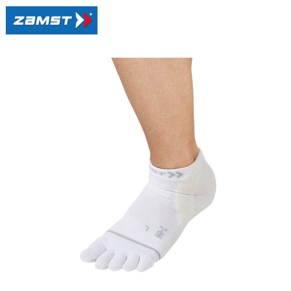 ZaMST　ザムスト ソックス　HA-1　メッシュ　5本指　ホワイト 足底のパフォーマンス維持に。 独自の編み方で、足底アーチをサポート。 薄型　5本指タイプ。 足底の機能を支えるアーチリフト。 アーチから足首部分に独自の編み方を採用することで、疲労により低下してくるスプリング機能を支えます。 かかとのグラつきを抑えるヒールコントロール。 独自の編み方で、かかとのグラつきを抑え、足底アーチへの負担を軽減。長時間の高いパフォーマンス維持をサポートします。 アキレス腱をサポート。 アーチリフトにすき間をあけることで、適度な動きをサポートし、ストレスを軽減します。 足の自然な動きを妨げないフロントウェーブ。 屈伸によって足首前面にシワができても、曲がりやすい構造としました。 指のつけ根のフィット感を高める編み構造。 指のつけ根のフィット感を高めるため、母指球から小指球にかけて編み方を変えています。 商品名 ZaMST　ザムストソックス　HA-1　メッシュ　5本指　ホワイト サイズ シューズの大きさ（cm） ・SS　21.0〜23.0 ・S　23.0〜25.0 ・M　25.0〜27.0 ・L　27.0〜29.0 ※日常使用のシューズの大きさ（cm）に合わせて（値がさかいになった場合は大きい方のサイズを）お選びください。 素材 綿、アクリル、ナイロン、ポリウレタン、ポリエステル 広告文責 株式会社ルーマニア/03-5876-8107