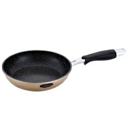 和平フレイズ ディアーノ　IH対応マーブルフライパン　20cm　DM-9321 どんな食材もサッと返せる特殊ふっ素樹脂加工。火力を活かした調理に♪ IH対応のフライパンです。内面ふっ素樹脂加工でお手入れラクラク！ サイズ 約390×210×66mm 重量 約450g 材質 本体：アルミニウム合金内面：ふっ素樹脂加工（マーブル）外面：焼付塗装底面：ステンレス鋼 原産国 中国 広告文責 株式会社ルーマニア/03-5876-8107 【メーカー：和平フレイズ】【ディアーノ】