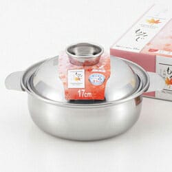 ヨシカワ土鍋風ステンレス鍋　もみじ17cm　SJ1857 フタにもみじモチーフ柄の型押し、お手入れ簡単オールステンレス製♪ ガス火もIHも使用でき、ステンレス製でお手入れカンタン。 フタにはもみじのモチーフ入り。 こちらは1〜2人用の小さめ...