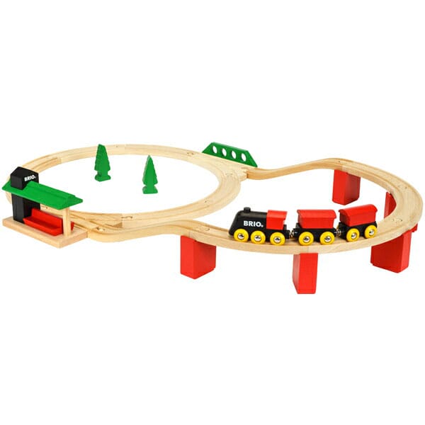 BRIO　ブリオ レールウェイ　クラシックDXレールセット　33424 クラシックな木製トレインにモダンなレイアウトのセット♪ 本物のようなクラシックな木製の列車が丘を登り、駅で停車します。ワゴンを連結しよう。どこまでも続くすばらしい列車の冒険に出かけましょう！ 製品サイズ 806x518mm 素材・材質 木・PP※2014年より、BRIOの木製玩具には、FSC森林管理認証を受けた木材のみを使用しています。 対象年齢 2歳〜 広告文責 株式会社ルーマニア/03-5876-8107 【メーカー：BRIO ブリオ】【レールウェイ】