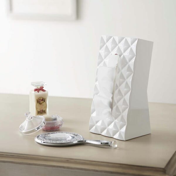 山崎実業　YAMAZAKI ティッシュケース　ダイヤ 毎日を気持ち良く過ごすための極上インテリア♪ うれしい日も悲しい日も、そっと扉を開ければ全てを包んでくれるような安心感。そんな心落ち着く場所を作るのは温かみのあるミニマムな家具や雑貨たち。一日を通して、何度も良さを感じる素敵なリビングルームを作って。 サイズ 約W13×D11×H25.5cm 材質 本体：ABS樹脂 広告文責 株式会社ルーマニア/03-5876-8107 【メーカー：山崎実業】