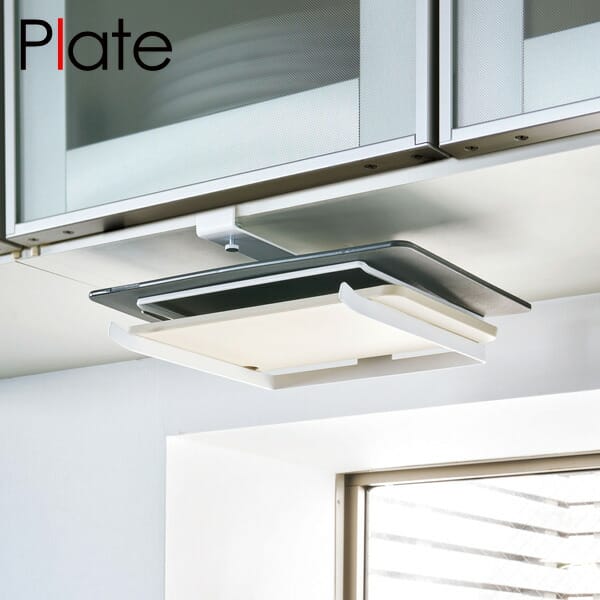 山崎実業　YAMAZAKI 戸棚下まな板ホルダー　プレート　ホワイト　3571 吊り戸棚に簡単取り付けのまな板収納ハンガー。置き場所に困るまな板を2枚収納可能♪ ■肉や魚など使い分けしているまな板を上下2段に同時に一括収納！ ■布巾も前からサッと掛けられる便利なハンガー！ ■調整ネジで本体をしっかり固定！ サイズ 約W25×D26.5×H11cm 品質表示 本体：スチール（粉体塗装） 取付可能な吊り下げ戸棚 棚板の厚さ約1.5〜2.5cmまでに対応 耐荷重 上段：約500g／下段：約1kg 収納可能なまな板 上段：厚み約1cm／下段：厚み約2.5cm以下のまな板 原産国 中国 広告文責 株式会社ルーマニア/03-5876-8107 【メーカー：山崎実業】【シリーズ：プレート】