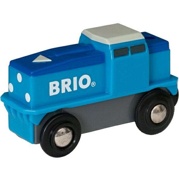 BRIO　ブリオ カーゴバッテリーエンジン　33130 バッテリー式カーゴエンジン 後部にワゴン(別売）を連結して荷物を運ぼう。天井部前面の矢印部分を下に押しつけると機関車が動き出し、もう一度押すと停止します。 鮮やかな青と白のカーゴエンジンで、荷物を運ぼう。 （車両を手で前方に動かしてもスイッチが入ります） ※電池別売 サイズ 88×35×48 mm 内容量 1ピース ご注意 誤飲の危険がありますので、3歳未満のお子様には絶対に与えないで下さい。窒息などの危険があります。 素材・材質 ABS・PP ※2014年より、BRIOの木製玩具には、FSC森林管理認証を受けた木材のみを使用しています。 対象年齢 3歳〜 広告文責 株式会社ルーマニア/03-5876-8107 【メーカー：BRIO ブリオ】