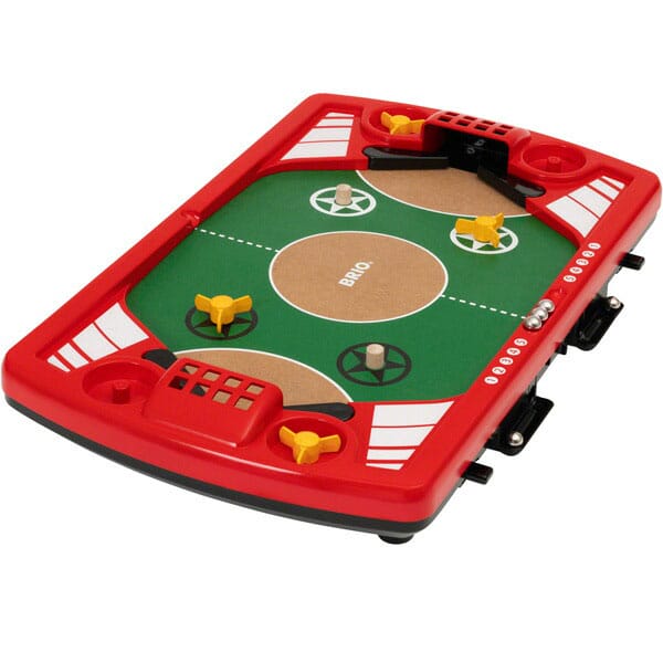 BRIO　ブリオ ピンボールバトル　34019 2人で遊べる楽しいピンボールゲーム 美しいデザインと楽しい機能の2人用ゲームです。 フリッパーを動かして相手のゴールに入れましょう。勝負は5回。 難易度を変えたい時は、スピナーを追加したり取り除いたりするとボールのスピードやボールの動きを変えられます。 ボールはスコアボードセクションの下に保管できます。 サイズ 532×345×95 mm 内容量 10ピース ご注意 誤飲の危険がありますので、3歳未満のお子様には絶対に与えないで下さい。窒息などの危険があります。 素材・材質 HDF・ABS・スチール※2014年より、BRIOの木製玩具には、FSC森林管理認証を受けた木材のみを使用しています。 対象年齢 6歳〜 広告文責 株式会社ルーマニア/03-5876-8107 【メーカー：BRIO ブリオ】