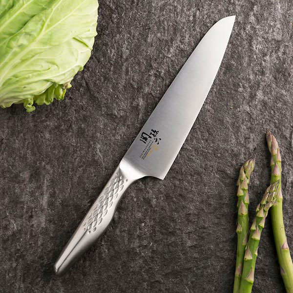 貝印　kai corporation 関孫六　匠創　シェフズナイフ　180mm　AB-5158 継ぎ目のない、一体構造のオールステンレスタイプ。 KAI独自の設計により、ハンドル内部まで刀身を通すことでハンドルと刀身のバランスの良さ、抜群の耐久性を実現させました。食器洗浄機にも対応しておりますので、常に衛生的にご使用いただくことができます。食材への切断抵抗を小さくする独自の研削加工により、食材への切り込みの良さと鋭い切れ味を有しています。 【新デザインハンドル】 指がかりがよくグリップ感の高い流線型のハンドルデザインです。 材質 刃体:ハイカーボンステンレス刃物鋼、柄:18-8ステンレススチール サイズ詳細 本体サイズ 全長313×刃幅46×柄の高さ20mm 刃渡り180mm、板厚2mm 重量132g 生産国 日本 広告文責 株式会社ルーマニア/03-5876-8107 【シリーズ：関孫六 匠創】