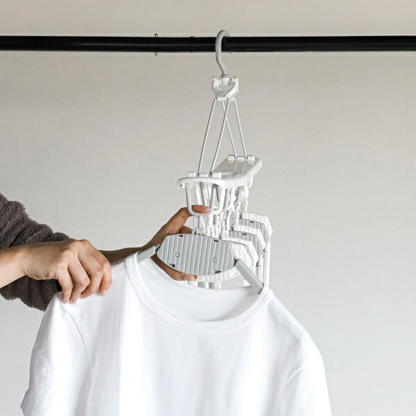 CBジャパン kogure　コグレThe hangers　ワンタッチ8連ハンガー 首元を伸ばさずに干せる&取り込めるハンガー 【使って納得！定番ハンガーシリーズ】 ハンガーを販売すること10数年、スタンダードな角ハンガーから部屋干し専用ハンガーなど、これまで多様な形状のハンガーを販売してきました。 その中でいただいてきたお客様の声を元に作られた、いわば集大成とも呼べるハンガーたちが今回ご紹介する「The hangers」シリーズです。一人暮らし用から家族で使える大型タイプまで、ライフスタイルに合わせた厳選アイテムをご紹介します。 【面倒な洗濯物の取り込みがワンタッチで出来る8連ハンガー】 こちらは角ハンガーとは少し異なり、Tシャツなどのトップスを並べて干せるハンガーです。 省スペースでまとめて干せるのはもちろん、ワンタッチで簡単に洗濯物が取り込める超時短アイテムなんです。 【特徴】 ・首元を伸ばさずに素早く干せる ・ワンタッチで洗濯物を取り込める ・使わないときはコンパクトに畳める ・肩幅に合わせて調節出来る 【たったの5秒！？で洗濯物の取り込みが出来る】 一度使うと癖になる、ワンタッチハンガー。ハンガーの付け根部分をつまむだけで、サッと洗濯物が下に落ちるので、洗濯カゴを下に置いて一気に洗濯物を取り込むことが出来ます。 また、干す時も首元を伸ばさずに干すことが出来ます。 サイズ （約）W545×D400~550×H350mm ［収納時サイズ］ （約）W115×D110×H560mm 重量 675g 材質 本体/ポリプロピレン、鋼線 ハンガー/ポリプロピレン 原産国 マレーシア 広告文責 株式会社ルーマニア/03-5876-8107 【シリーズ：コグレ】