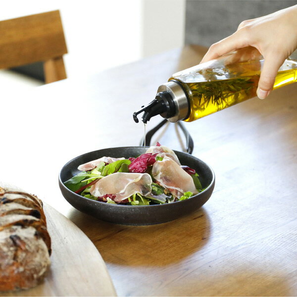 CBジャパン atomico　アトミコ耐熱ガラスオイル&ドレッシングボトル　M 注ぐ量をコントロールしやすい「耐熱ガラスオイル&ドレッシングボトル M」 注ぎ口が細口なので、調味料の出る量をコントロールしやすい『耐熱ガラスオイル&ドレッシングボトル M/L』。 使わないときは注ぎ口にフタをして、油の酸化を防ぐことが出来ます。 油だけでなく、お酒や醤油、お酢などの調味料を入れて冷蔵庫にも保存出来るボトルです。 【片手で開閉出来るフタ付き】 空気の侵入を減らし、酸化を防いでくれるフタ付き。 フタは片手で開けられるので、簡単に油が注げます。 【本体は耐熱ガラス製】 本体は透明な匂い移りや酸にも強いガラス製なので、中の残量がひと目でわかります。 耐熱ガラスなので熱湯消毒も可能。本体のみ食器洗浄機も使えるのでお手入れも簡単です。 また、スリムな設計なのでキッチンのコンロ横に置いても邪魔になりません。 【冷蔵庫にも収納可能】 スリムなので冷蔵庫の棚にも収納出来ます。 醤油やポン酢など、冷やすのを推奨されている調味料の保存にも最適です。 サイズ φ60×H220mm 重量 215g 容量 ［満水容量］350ml ［実容量］　300ml 耐熱温度 120℃ 耐冷温度 -20℃ 材質 ［本体］ほうけい酸ガラス ［フタ］ポリプロピレン、ステンレス鋼 ［注ぎ口部］ABS樹脂、熱可塑性エラストマー ［パッキン］シリコーンゴム 原産国 中国 広告文責 株式会社ルーマニア/03-5876-8107 【シリーズ：アトミコ】