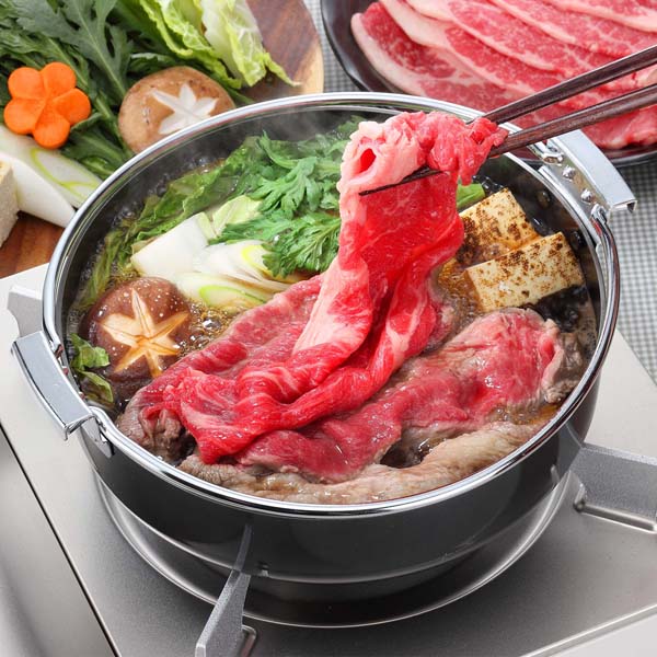 下村企販鉄製特厚すきやき鍋20cm　38296 焼き上がりが違います 市販に少ない板厚使用ですきやきはもちろん、焼き肉料理にも適します。蓄熱効果に優れているのでおいしく焼き上げます。IH200Vはじめオール熱源に対応します。 【焼き上がりが違います！】 鉄は厚いほどこげつきにくく、ムラなくおいしく焼き上がります。市販に少ない厚さ2.3mm材を使用しています。 【天然素材「鉄」！肉がしっかり焼けるからいつものすきやきが更においしい】 鉄製鍋の秘密、使えば使うほど油が入り込み、扱いやすくなっていきます。 お鍋を変えるだけで、いつものすきやきが更においしくなること間違いなしです。 【卓上コンロにIH電磁調理器もオール熱源対応！】 卓上コンロで焼肉にも使えます。 鉄鍋で焼くお肉！焼肉屋さんで焼いてるみたいな肉の焼ける音。これ絶対旨いやつ。 サイズ 幅23.8×奥行20.4×高さ6.7cm(ツル含まず) 鍋のみ外形:外径20.4×高さ5cm(内径19.8×深さ4.8cm) 重量(約)/1.14kg 容量(約)/1.4L 材質 本体:鉄(底厚2.3mm) ハンドル金具:鉄(クロムメッキ) ツル:鉄(クロムメッキ) 生産国 日本 広告文責 株式会社ルーマニア/03-5876-8107 【メーカー：下村企販】
