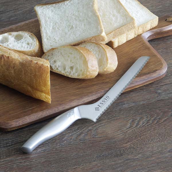 下村企販越匠　パンスライサー　44838 やわらかいパンもきれいに切れる ふわふわ焼きたてパンや皮の硬いバゲットもスカッときれいにカット。アップハンドルが更に切りやすい！最後までまな板に手が当たらずにカットできます。溝のない一体型で汚れが付きにくく清潔。柄は丸みがあり手にフィット。中空構造で軽く扱いやすい。食洗機対応。 【スッと切り込める波刃形状】 波刃と鋭い刃付けにより、硬いパンもやわらかいパンにも刃先が切り込みます。力任せにならず、軽い力で切れるからパンがつぶれません。また、越匠パンスライサーなら、長い刀身と波刃を活かして、三徳包丁では切りにくい肉やローストビーフ、野菜、ロールケーキまで、様々な食材がきれいに切れます。 【カットしやすいアップハンドル】 一般的なパンスライサーと比べ、グッと持ち上がったハンドル形状。カット時に手がまな板にあたらないので最後まで切りやすい。 【驚きの軽さ】 ハンドル内部を空洞にすることで軽量化を実現できました。軽くても、ハンドルの太さは手にしっくり馴染む太めの作り。扱いやすくカットもスムーズです。 【汚れのたまりにくい一体成型】 日々のお手入れのことも考え、ハンドルと刃部との継ぎ目のない形状。気になる溝の汚れもこれなら心配ありません。洗いやすく清潔にお使いいただけます。 サイズ 全長31.5cm、刃渡り18cm 重量(約)/96g 材質 刀身:モリブデン鋼 ハンドル:18-8ステンレス 食洗機 使用可 生産国 日本 広告文責 株式会社ルーマニア/03-5876-8107 【メーカー：下村企販】