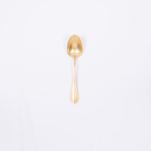 青芳　VINTAGE INOX ヴィンテージイノックス バゲットクラシック デザートスプーン ゴールド 559013 カジュアルからフォーマルまで幅広いシーンにあわせやすいシンプルなカトラリーシリーズ 商品名 青芳 VINTAGE INOX ヴィンテージイノックス バゲットクラシック デザートスプーン ゴールド 559013 本体サイズ L150mm 素材 18-8ステンレス(ゴールドメッキ加工) 商品説明 カジュアルからフォーマルまで幅広いシーンにあわせやすいシンプルなカトラリーシリーズ。すっきりとした飽きのこないデザインと、さりげなく計算された使いやすさが特徴的です。柄部のセンターラインがアクセントとなっており、クラシックでエレガントな雰囲気を演出するので、普段使いからおもてなしのシーンまで幅広く活躍すること間違いなしのアイテムです。シリーズで揃えてみてはいかがでしょう。ステンレスにヴィンテージ加工を施した独特な味わいはインダストリアルな雰囲気漂い、渋く格好いい。気取らずシンプル、それでいてスタイリッシュに空間を演出し料理を引き立てます。使い込むほどにいろんな表情を見せ経年変化を楽しめるのも魅力のひとつ。 備考 ※モニターの発色具合により、実物と色が異なる場合がございます。※記載のサイズ重量は目安です。実際の商品と異なる場合もございます。 広告文責 株式会社ルーマニア/03-5876-8107