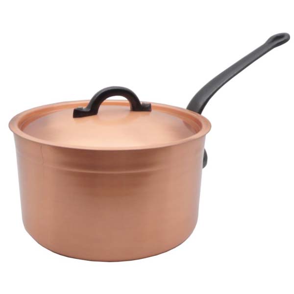 工房アイザワ ポテト ソースパン 18cm 8000-3 日本の伝統工芸を活かす工房アイザワのソースパン ~工房アイザワ（コウボウアイザワ）~ 新潟県燕市で日本の伝統工芸を生かす「道具」をつくり続けるブランド。 そのモノがなぜ「存在するか」、なぜ「必要か」を原点にものづくりをしています。 徹底的に装飾性を削ぎ落とし機能美を追求しています。 材質 純銅 サイズ 直径18cm（底厚:1.5mm） 本体重量 約1.594kg 生産国 日本 ブランド 工房アイザワ(コウボウアイザワ) 広告文責 株式会社ルーマニア/03-5876-8107 ※パッケージ、デザイン等が予告なく変更される場合がございます ※画面状況によって実際のお色と見え方が異なる場合がございますので、予めご了承くださいませ。