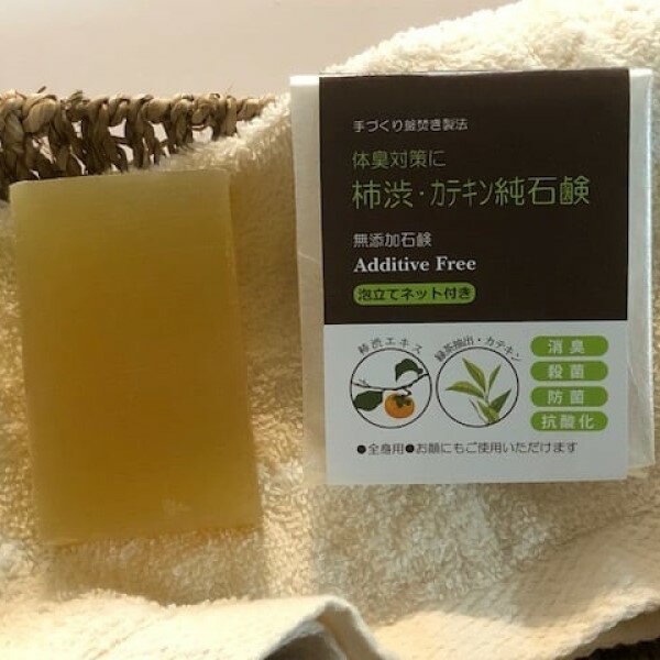B.Hプランニング 柿渋・カテキン純石鹸 体臭対策していますか？ 2つの体臭対策石鹸 ■柿渋エキス（柿タンニン）・・・渋柿を発酵させて作る成分です。 渋柿を食べた時に感じる渋みは、この柿渋エキス（柿タンニン）が作用しています。 古くから防腐剤や抗菌剤、衣類の染料など幅広い分野で使われてきました。 ■カテキン・・・ポリフェノールの一種で、緑茶の渋みの主成分です。 「無添加石鹸」のすすめ ★お肌に優しく安全性が高い 無添加石鹸の一番のメリットは、お肌への影響力が極めて少ない事です。 製品によっては食べれるほど安全・安心な石鹸などもあり、それだけ配合する成分は優しい証拠でもあります。 洗顔フォームやボディソープ、シャンプーなどは、石油系合成界面活性剤の作用で汚れを落とします。石油系合成界面活性剤は洗浄力が高いため、この成分が多く入っていると、お肌表面の必要な皮脂まで奪ってしまうこともあり、お肌の潤いも失ってしまいます。 皮脂は全てが邪魔ものなのではなく、本来は乾燥や刺激からお肌を守るもので、角層の1番外側で皮脂膜として、水分が逃げることを防いで潤いを保ち、外部からの刺激（乾燥・紫外線・化粧品）や菌の侵入を防いでいます。 石油系合成界面活性剤が多く含まれた洗浄剤は洗浄力が強いため、お肌に必要な皮脂まで洗い流してしまいます。 ★お肌だけじゃなく、環境にも優しい 石油系合成界面活性剤などの化学成分含まれている洗浄剤は水質汚染の原因になっています。 毎日の洗顔やお風呂で、排水溝から流れた泡が水質汚染を作ってしまうのです。 天然成分のみを使用している無添加石鹸は、排水に流しても水質に影響はなく、環境に優しい石鹸と言えるのです。 お肌にも優しく環境にも優しいのが、無添加石鹸のメリットです。 ★無添加石鹸にデメリットは？ 無添加石鹸は添加物を配合しないので、職人さんが手間隙掛けて手作業で製造する事で、時間とコストが掛かってしまいます。 1個100円以下で購入出来る石鹸に比べると、1個数千円単位と高く継続が難しいと考える人も少なくありません。 また天然の保湿剤であるグリセリンが多く含まれていますので、お風呂場に置いたままにしていると水分を吸着するので柔らかくなりやすいです。 その他にも合成の発泡剤も含まれていませんので、泡立ちが悪いなどのデメリットはありますが、泡立てネットを利用するなどで解決方法はありますので、安心・安全性を求めるのなら無添加石鹸は絶対おススメです。 ★本物の石鹸はアルカリ性 アルカリ性の石鹸でお肌を洗うと、通常は弱酸性のお肌がアルカリ性に傾きます。石鹸で洗った後に、お肌がつっぱる感じがするのはお肌がアルカリ性に傾いているからです。 このアルカリ性の状態（つっぱり感）になると、お肌は本来の弱酸性に戻そうとし、この能力が高いとお肌がより活性化させることができるのです。 最近、弱酸性の洗浄剤がたくさんありますが、弱酸性のものばかりを使っていると、このお肌本来の力が使われずに弱くなってしまう恐れもあります。 石鹸がアルカリ性であることに、そんなに神経質になる必要はありません。 アルカリ性であることより、無理やり弱酸性にするための合成化学成分のほうが、お肌によくないので選ばない、という正しい知識を持った方が最近では増えつつあるようです。 スキンケアの基本から変えてみませんか？ 毎日使うものだからこそ　“本当に安全・安心できるもの”を使ってください。 『健康で美しい肌でいるには、シンプルで自然なものが一番！』です。 【手づくり釜焚き石鹸　体臭対策　防臭対策　さっぱりタイプ　保湿　130gバス用ジャンボサイズ　天使の石鹸】 商品名 B.Hプランニング　柿渋・カテキン純石鹸　泡立てネット付き 内容量 130g 成分 石鹸素地　柿渋エキス（柿タンニン）　カテキン（緑茶抽出）　ティーツリーオイル 広告文責 株式会社ルーマニア/03-5876-8107