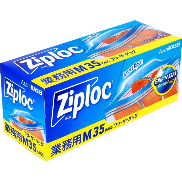 Ziploc ジップロック　業務用　フリーザーバッグ　Mサイズ　35枚入 冷凍から電子レンジ解凍まで。 こだわりの「密封性」と、抜群の「使いやすさ」！ つまみとすべり止め加工で、開けやすい。 ●Wジッパー。 「パチパチ」閉まるウルトラジッパーと内側からは開きにくい密封ジッパーの2種類のジッパーで簡単・スムーズな開閉と高い密封性を両立しました。 ●Open Tabとグリッピングシールで開けやすい！ Open Tab部分に細かい凹凸がついて、冷凍庫から出した直後や、濡れた手でも素早く開けられます。 ●丈夫な素材で、冷凍から電子レンジ解凍までOK！ 厚手の素材なので、食材を酸化や乾燥からしっかり守ります。 冷凍保存から電子レンジ解凍まで、中身を移し替えずにそのまま使えます。 ●書き込みラベルが大きくセンターに。 書き込みラベルをセンターに配置したので、書き込んだ内容が一目で見やすくなりました。 冷凍保存する食材の整理や検食の保存に便利です。 ●液状食品の冷凍保存・冷凍焼け防止・冷凍室の整理・電子レンジ解凍に。 ※必ずバッグの口を開けて解凍してください。 ●食品衛生法に基づいて定められた「食品、添加物等の規格基準」に適合しています。 【ご使用方法】 2本のジッパーに沿って端から端まで指でしっかり押さえて閉めてください。 【取り扱い上のご注意】 ・オーブン、グリル、トースター機能、直火、鍋などでの煮沸には使用しない。 ・鍋に火をかけた状態での湯せんには使用しない。鍋肌に触れた部分が耐熱温度を超えるおそれがある。 ※火からおろしても鍋肌が高温の場合、鍋肌に触れるとバッグが溶けるおそれがある。 ・電子レンジ加熱には使用しない。 ・電子レンジで解凍の際は、ジッパーの一部を開けて解凍する。油分の多い食品(カレー、シチューなど)は耐熱温度を超えると溶けて穴が開くおそれがあるので、電子レンジでは解凍しない。自然解凍や流水解凍をおすすめする。 ・火のそばに置かない。 ・ガスコンロ、オーブン、トースターなど熱源に近づけたり、温度が高くなるところで保管しない。バッグどうしがくっつくおそれがある。 ・液状のものを保存する場合は、8分目以下にする。 ・液状のものを入れて横置きする場合や解凍する場合は、液体がもれるおそれがあるので受け皿などを使用する。 ・液体を入れて持ち運ばない。 ・廃棄時は各自治体の定める方法に従う。 ★おことわり ・ポリエチレンを加工した際に生じるにおいが製品に残っている場合があります。また、袋の部分に色がついていることがあります。 商品名 Ziploc　ジップロック　業務用　フリーザーバッグ　Mサイズ 内容量 35枚入 原料樹脂 ポリエチレン 仕様 耐熱温度：100度 耐冷温度：-70度 寸法（外形）：縦189mm×横177mm（縦：ジッパー部より下） 厚さ：0.06mm 製造国 タイ 広告文責 株式会社ルーマニア/03-5876-8107