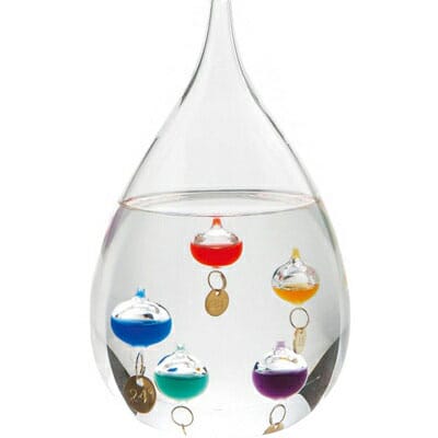 茶谷産業 Fun Science　ガラスフロート温度計　しずくL　333-204 しずくの形のかわいい温度計。 ◆ガリレオ・ガリレイが発見した、液体の比重が温度によって変化する原理を 　使って作られた温度計です。 ◆ガラス球が温度によって上下します。 ◆インテリアとして、置くだけでも目を楽しませてくれる温度計です。 商品名 茶谷産業Fun Science　ガラスフロート温度計　しずくL　333-204 サイズ 約高さ165×Φ100mm 重量 約565g 材質 ホウケイ酸ガラス、パラフィンオイル他 仕様 パッケージ:茶ダンボール箱 測定可能範囲:18度〜26度 ガラス球体5個 付属品 取扱説明書 生産国 中国 販売元 茶谷産業株式会社 広告文責 株式会社ルーマニア/03-5876-8107