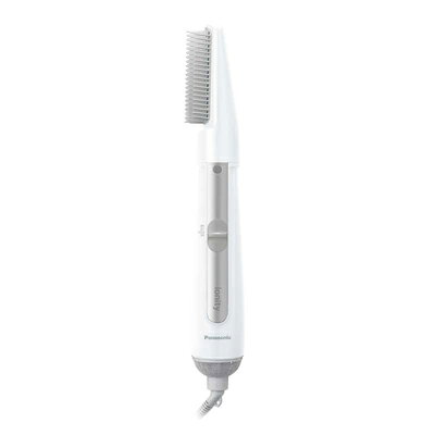 パナソニック くるくるドライヤー イオニティ EH-KE1N-S プロのテクニックが簡単に。 ●マイナスイオンが髪表面をコートし、静電気をおさえ、さらさらでつややかな髪へ。 ●ブローブラシ付属、ブラッシングしながらドライや毛先のニュアンス付けに。 ●選べる3段階切替で、温風でセットした髪を冷風でキープする、プロのテクニックが簡単に。 商品名 パナソニックくるくるドライヤー イオニティ EH-KE1N-S サイズ 約高さ226×幅52×奥行56m コード長さ：1.7m（360°回転式コード） 重量 約347g(ブローブラシ装着時) 仕様 風温切替：DRY/SET/COLD 温風温度：約120℃(ドライ・室温30℃の時) マイナスイオン：有 消費電力：650W 使用可能電圧：AC100V 付属品：ブローブラシ 発売元 パナソニック株式会社 広告文責 株式会社ルーマニア/03-5876-8031