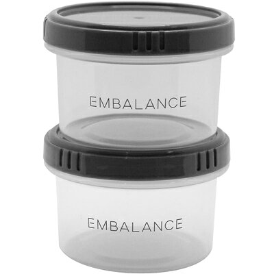 EMBALANC エンバランス ラウンドコンテナ XS 130ml×2P グレー 12211 フタをずらせば、電子レンジOK！ ■野菜などの新鮮さを保ち、栄養素の減少を抑えます。 ■薬味・サプリメント・薬などの小さな物の保存に便利な丸型容器2個セット。 ■フタが、ねじ式のため使いやすく、調味料・お弁当のおかず入れなど、 　小さな物や少量をコンパクトに保存できます。 ■表面上の加工ではなく、原料にエンバランス加工を施していますので、 　洗っても効果は消えません。 ■ずっと長く愛用して頂けます。 ■取扱いは通常のプラスチック容器と同じです。 ◆保存環境や食品の産地状態によって、個体差があります。 ◆直火・オーブンでは使用しないでください。 ◆自動食器洗い乾燥機のご使用をお避けください。 ◆横にしたり振ったりすると汁が漏れる恐れがあります。 ◆冷凍庫で製氷のためのご使用はお避けください。 商品名 EMBALANC エンバランスラウンドコンテナ XS 130ml×2P グレー 12211 サイズ 約Φ74×高さ50mm 口径 :（約）65mm 重量 約66g 材質 本体・フタ：フタ ポリプロピレン(エンバランス加工) 仕様 -20℃～140℃ (本体・フタ共) パッキンなし BPAフリー 生産国 日本 発売元 有限会社ウィルマックス 広告文責 株式会社ルーマニア/03-5876-8107