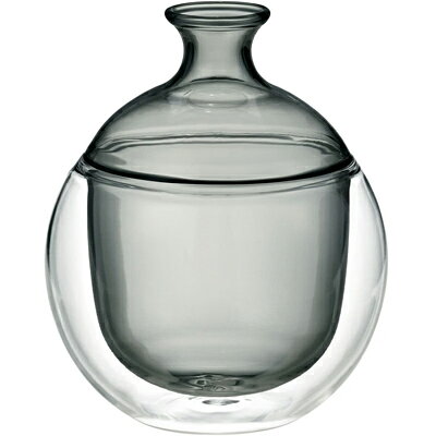 HARIO ハリオ どんぐりカラフェ 360ml DKF-2-GR 温も冷も、心地よく。色づく、どんぐりカラフェ。 ●ころんとした丸形が愛らしい、職人が一つ一つ手吹きで仕上げた色ガラス酒器。 ●二重構造により、熱燗でも手にやさしく、冷酒でも結露せず、美しい佇まいを保ちます。 商品名 HARIO ハリオどんぐりカラフェ 360ml DKF-2-GR サイズ W107×D107×H127 mm 重量 180 g 材質 耐熱ガラス 仕様 実用容量：360 mL 生産国 中国 発売元 株式会社ハリオ商事 広告文責 株式会社ルーマニア/03-5876-8107