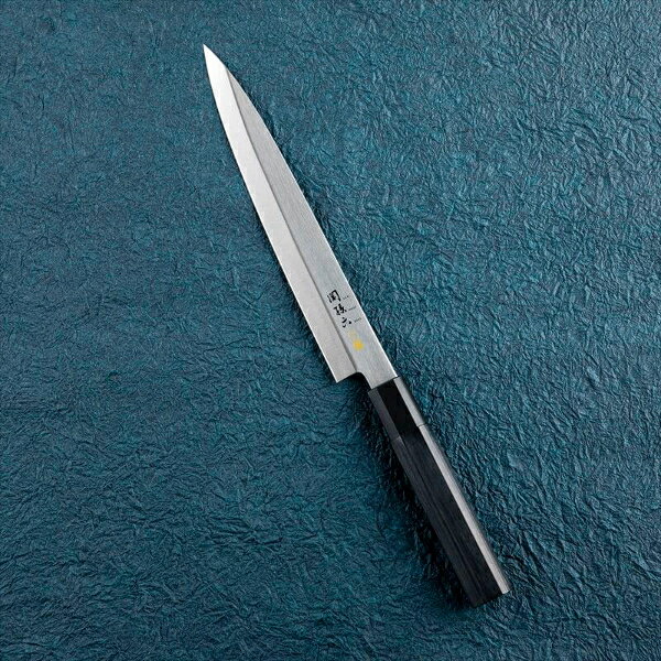 貝印 貝印 関孫六 金寿ST 刺身 210mm 左 AK1123 ワンランク上の切れ味と耐久性を備えた逸品。ハンドルは八角形状で、強度と耐水性に優れた積層強化木を採用したシリーズ。サビにくいステンレス製 商品について ・湿式平前刃付け：非常に細かい砥石で刃付けを行うことが可能で、繊細な 切れ味を実現。熱による硬度ドロップも回避できるので、高硬度を維持しながら刃付けを行うことが可能です。 ・ステンレス単層材：サビにくくメンテナンスがしやすい。 ・手にフィットする八角形状の積層強化木柄。 ・刃体は樹脂との同時成型により、刃と口金部の境目に隙間がなく衛生的。独自の接合方法でより高い耐久性を実現させました。 ※左利き専用の包丁になります。 商品名 貝印 関孫六 金寿ST 刺身 210mm 左 AK1123 材質 刃体：モリブデンバナジウムステンレス刃物鋼、口金：ナイロン、柄：積層強化木 サイズ 約33×345×20mm、刃渡り：約210mm 重量 約138g 生産国 日本 広告文責 株式会社ルーマニア/03-5876-8107