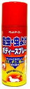 お出かけ前にシュッとスプレーするだけでノミ・ダニ・蚊からペットを守ります。 わんちゃん、猫ちゃんに10〜15cmの距離から直接スプレーしてください。 犬舎・鳥かごへご使用の際は、犬や鳥は一時外へ出して保護してください。 ■効果：蚊・ハエ・ノミ・ダニの駆除及び忌避効果 ■原材料：dl・d−T80−アレスリン、ピペロニルブトキサイド、ディート、ケロシン、香料、噴射剤（DME、LPG） ■殺虫成分：アレスリン、ピペロニルブトキサイド、ディート　 ■内容量：300ml ■製造国：日本　 ■メーカー：アースバイオケミカル 【ご注意】 観賞魚、植物又は飼料等にかからないようにすること。 犬・猫以外の動物に使用しないこと。 アレルギー症状やかぶれ等を起こしやすい体質の人は薬液に触れないこと。 【対象動物に対する注意】 粘膜や障害がある皮膚に使用しないこと。 本品の有効成分の一つであるピペロニルブトキサイドは、実験動物に経口投与したときに発がん性、発生毒性及び変異原性があるとの報告があるので、目、耳、口等に入らないように注意すること。 幼犬・幼猫、妊娠授乳期又は体力の衰えた犬・猫、アレルギー症や体調不良の犬・猫に使用する際は、獣医師に相談すること。　