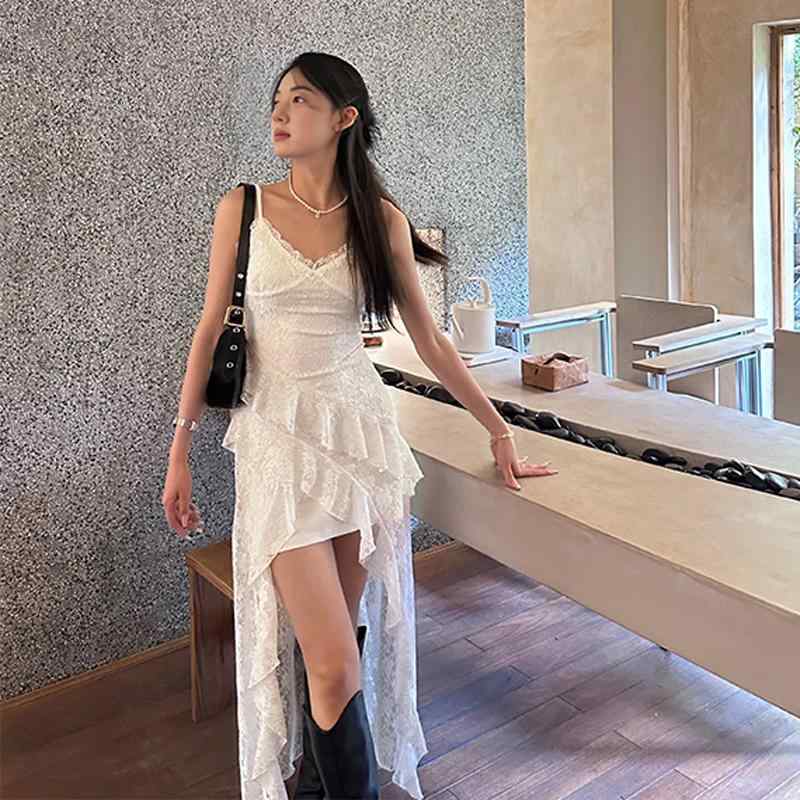 春 コーデ レディース ファッション オシャレ カワイイ シンプル きれいめ ナチュラル 上品カジュアル 婦人服 フリル 白 レース ワンピース ドレス ウエスト スリム ミドル レングス スカート