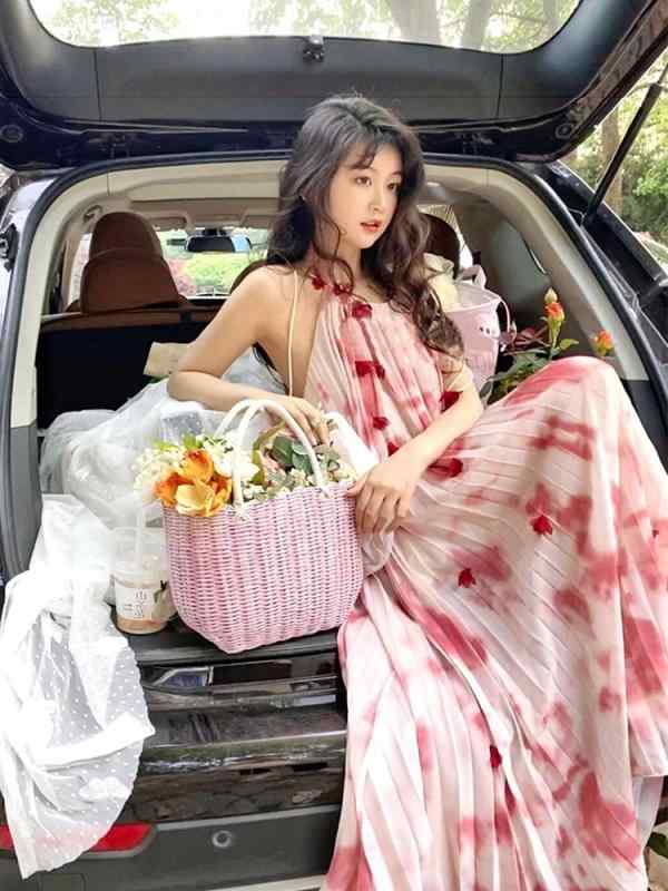 春 コーデ レディース ファッション オシャレ カワイイ シンプル きれいめ ナチュラル 上品カジュアル 婦人服 フレンチ ネック シフォン ドレス 夏 ハイエンド プリーツ 海辺 バカンス バケーション スカート