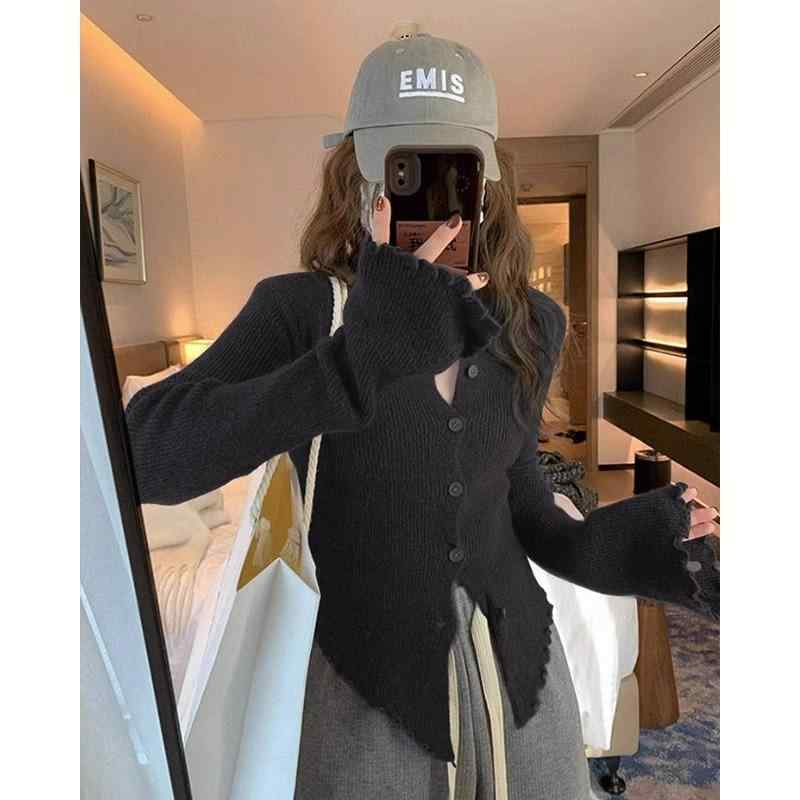 春 コーデ レディース ファッション オシャレ カワイイ シンプル きれいめ ナチュラル 上品カジュアル 婦人服 ブラック Vネック ニット カーディガン インナー フィット スリム シック ベルスリーブ セーター トップス