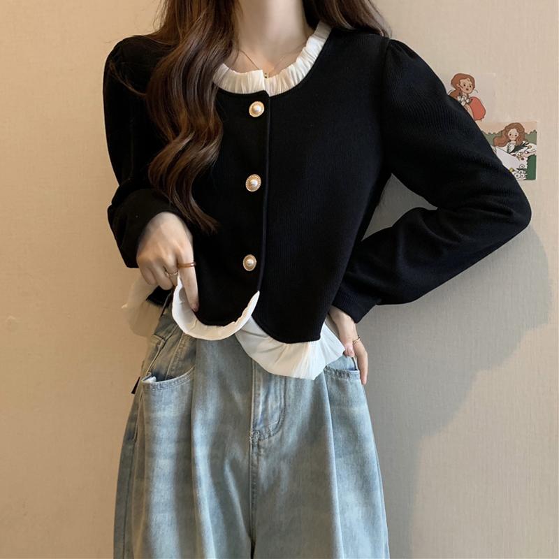 春 コーデ レディース ファッション オシャレ カワイイ シンプル きれいめ ナチュラル 上品カジュアル 婦人服 黒 ニット レイヤリング シャツ インナーシャツ フレンチ風スクエア ネック シフォン トップス