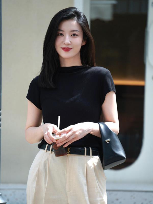 春 コーデ レディース ファッション オシャレ カワイイ シンプル きれいめ ナチュラル 上品カジュアル 婦人服 フレンチ 黒 ハーフ タートルネック ニット 半袖 Tシャツ 夏 タイト スリム トップス