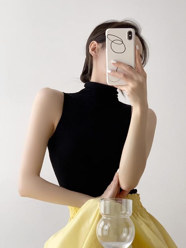 春 コーデ レディース ファッション オシャレ カワイイ シンプル きれいめ ナチュラル 上品カジュアル 婦人服 黒 タートルネックニット ベスト ノースリーブ レイヤリング シャツ スリム セーター トップス