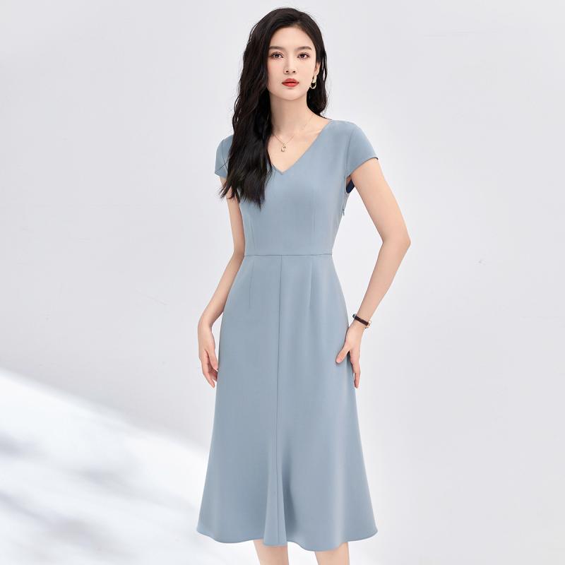 春 コーデ レディース ファッション オシャレ カワイイ シンプル きれいめ ナチュラル 上品カジュアル 婦人服 Vネック 半袖 ブルー フィッシュテール スカート 夏 通勤ウェア スリム ドレス