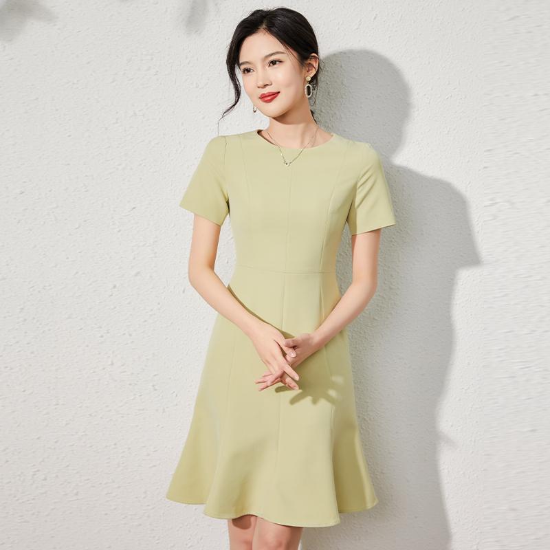 春 コーデ レディース ファッション オシャレ カワイイ シンプル きれいめ ナチュラル 上品カジュアル 婦人服 フレンチ シンプル グリーン 半袖 フィッシュテール スカート 夏 ミディアム丈 ドレス