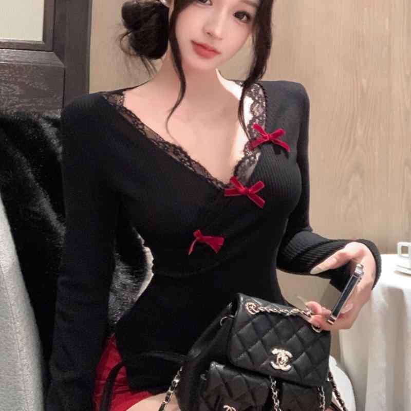 春 コーデ レディース ファッション オシャレ カワイイ シンプル きれいめ ナチュラル 上品カジュアル 婦人服 スリムフィット インナーウェア ブラック レイヤリング シャツ レース Vネック 長袖 ニット トップス