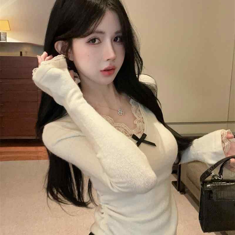 春 コーデ レディース ファッション オシャレ カワイイ シンプル きれいめ ナチュラル 上品カジュアル 婦人服 リボン レース Vネック ニット 長袖 Tシャツ 白 インナーレイヤリング トップス