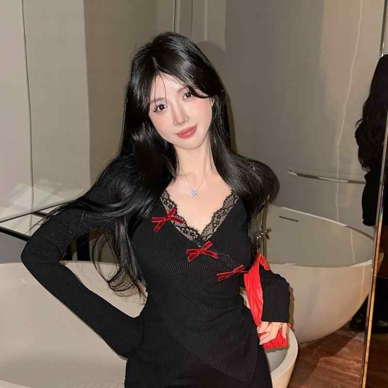 春 コーデ レディース ファッション オシャレ カワイイ シンプル きれいめ ナチュラル 上品カジュアル 婦人服 赤 Vネック リボン セーター トップス レイヤリング シャツ